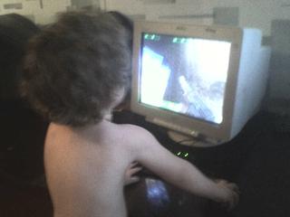 почти двухлетний сын играет в крутого сэма